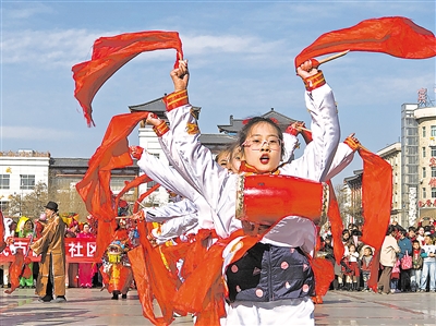     2月12日，靈武“社火展新篇 民俗樂翻天”展演現場。
    寧夏日報報業集團全媒體記者 黃英 攝