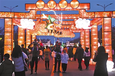     2月14日，靈武市西昌街，2024年“龍騰虎躍鬧新春”花燈展現場人頭攢動，多彩花燈點亮新年愿景。本報記者 白茹 攝