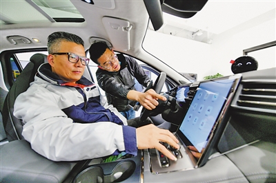 <p>　　新能源汽車以其能耗低、零排放的優勢備受購車族青睞。</p>