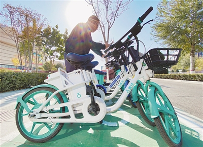 <p>　　遍布城市各個角落的電動共享單車成為市民綠色出行的首選。</p>