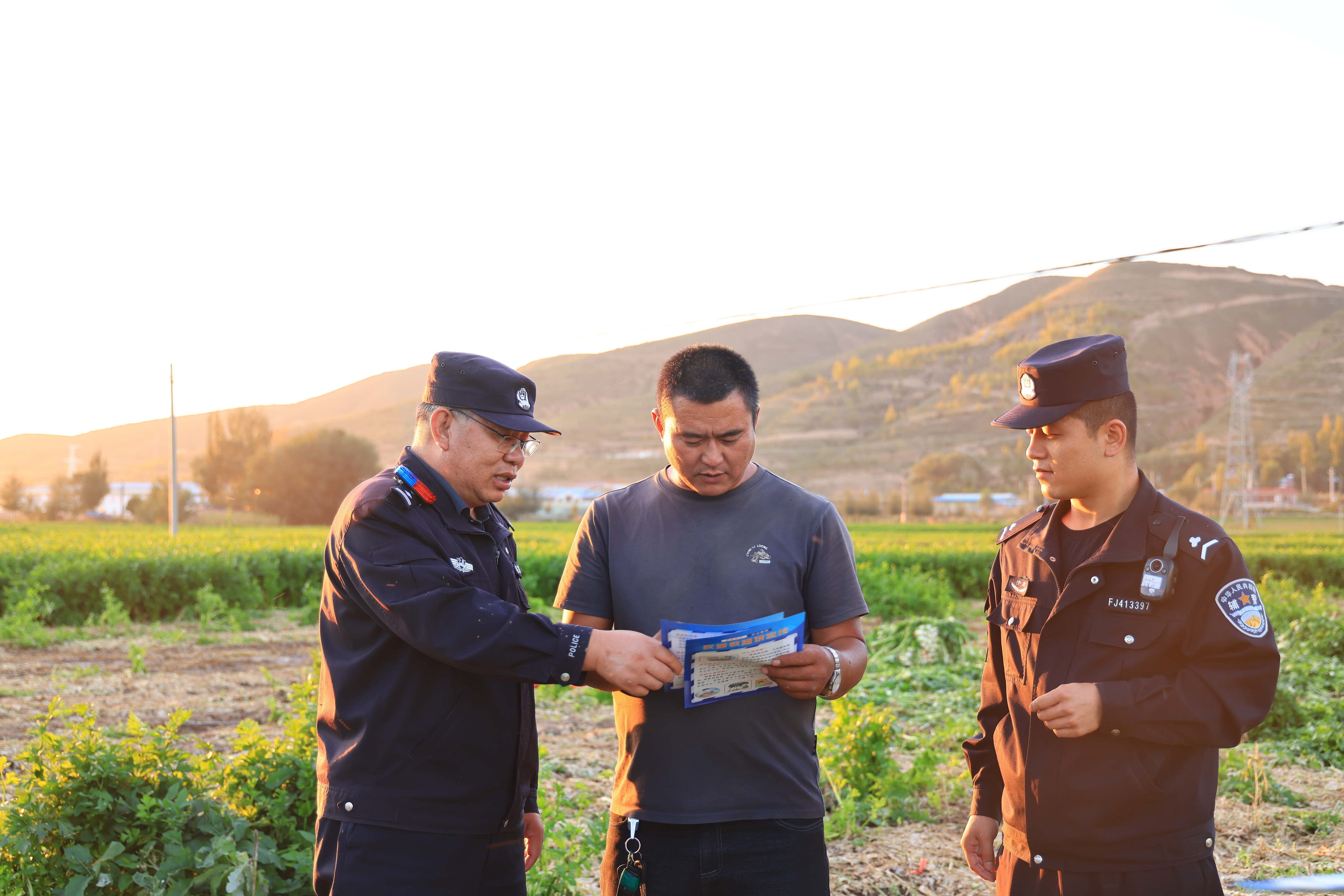 民警在田間地頭開展網絡安全普法工作2.JPG
