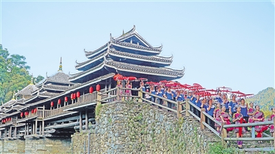     8月26日，三江侗族自治縣程陽八寨景區。程陽八寨位于三江侗族自治縣林溪鎮，立足中國侗族原生態旅游資源，通過旅游銷售油茶、茶葉、侗族工藝品等提高群眾收入。